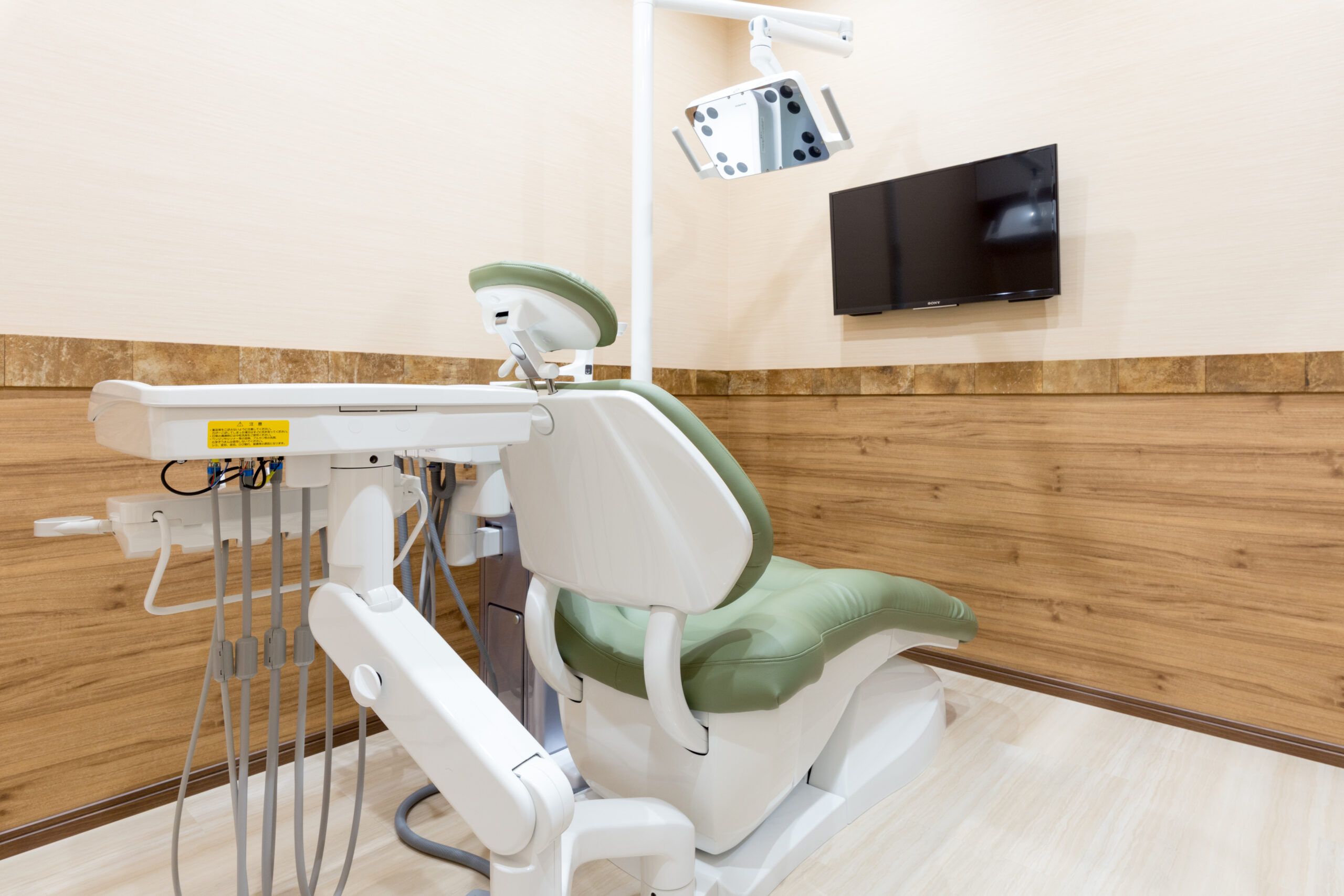 完全個室の診療室で唾液の採取を行います