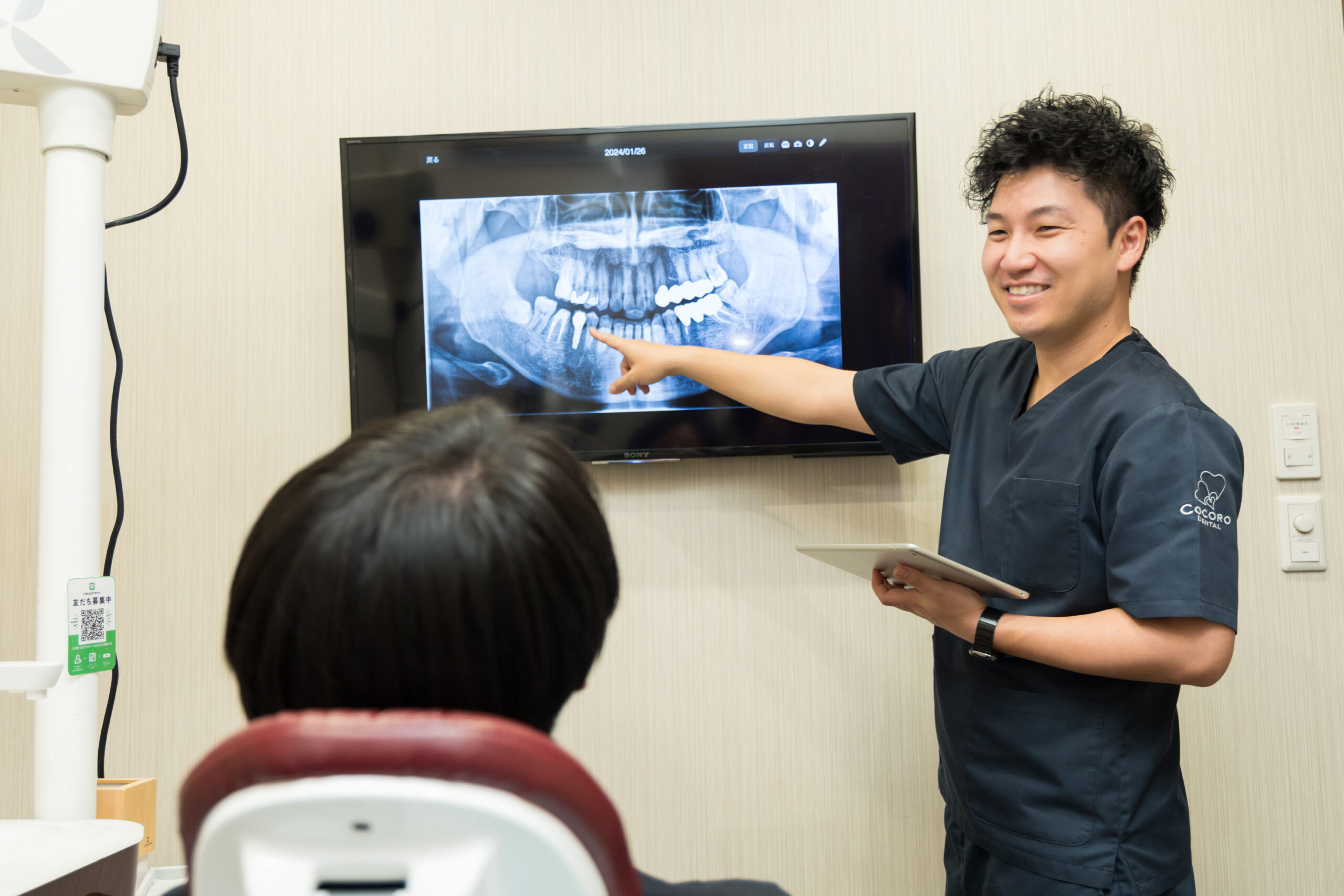院長の小林先生が治療プランについて治療プランについて話しています